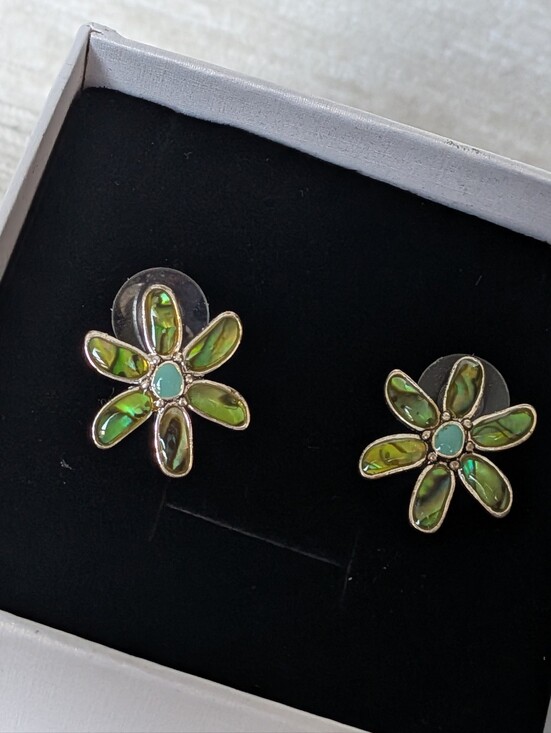 Jewelry - Green Flower Petal Stud Earrings Very Pretty In Person W Gift Box